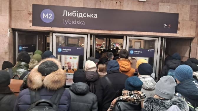 За першу добу Київ компенсував пасажирам 110 тисяч грн за пересадку на «Либідській»