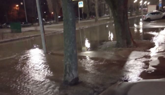 На Дарниці в Києві затопило вулицю, 10 будинків без води