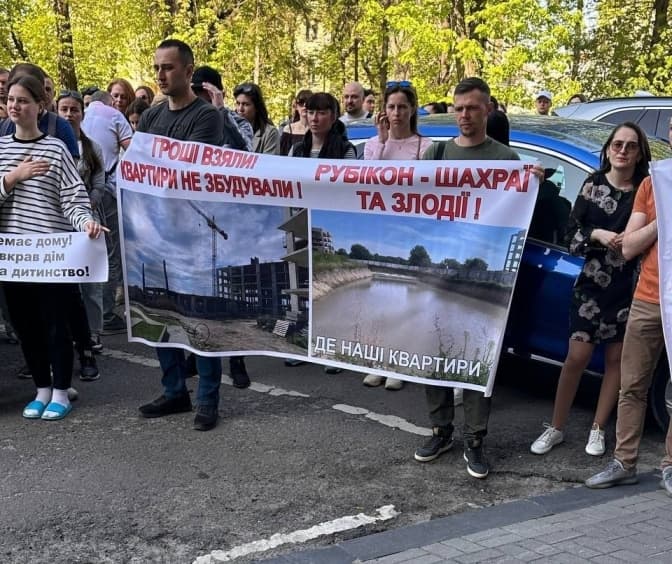 Мітинг проти забудовника «Рубікон-груп» у квітні 2024 року / Фото: Сихів медіа