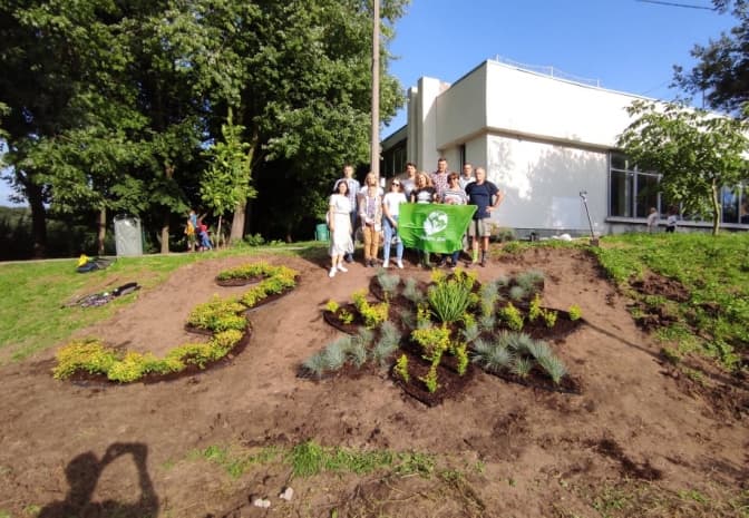 У парку «Горіховий Гай» до Дня Незалежності висадили першу клумбу. Фото
