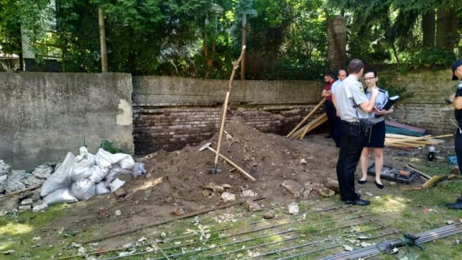 Через обвал підпірної стінки в дитсадку у Львові загинув робітник