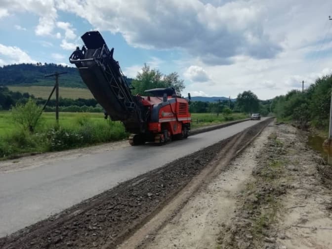 На Львівщині почали ремонтувати перші 4 км дороги, про яку священник знімав кліп