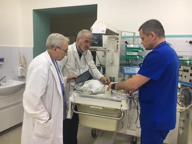 Львівські медики прооперували немовля з вадами черевної порожнини і серцем у правій частині
