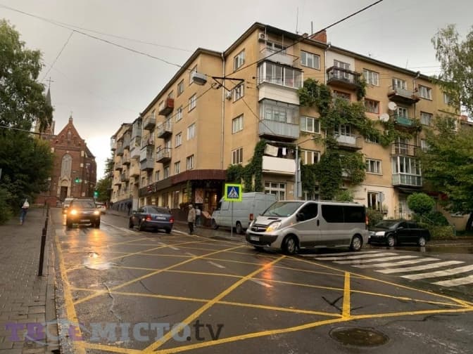 На перехресті вулиць Горбачевського – Котляревського нанесли розмітку-«вафельницю». Фото