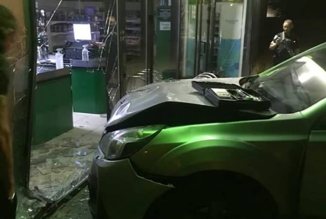 Нетверезий водій у Львові в'їхав у вітрину магазину на вулиці Замарстинівській