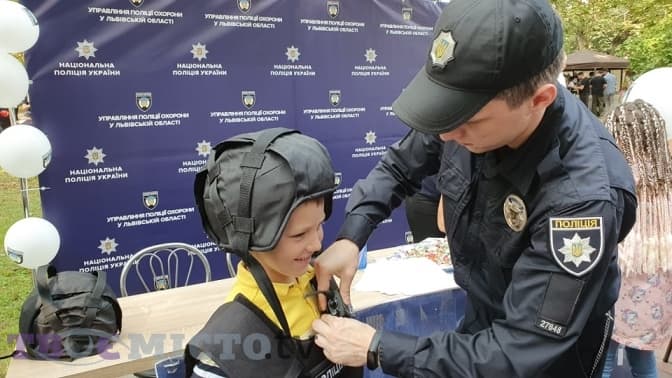 Поліцейський, вибухотехнік чи рятувальник. Фоторепортаж з Міста професій