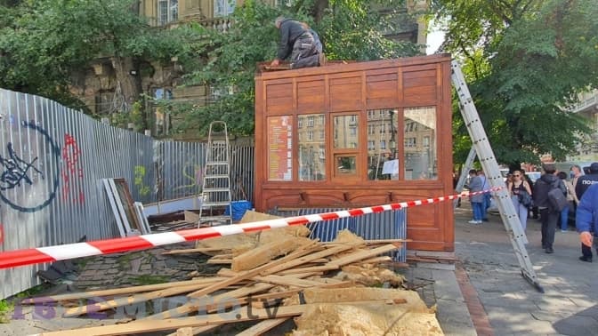 У Львові стався конфлікт під час демонтажу МАФу на площі Галицькій. Фото, відео