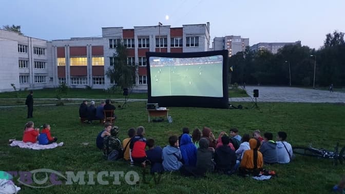 У Львові на Миколайчука з'явився вуличний кінотеатр. Відео