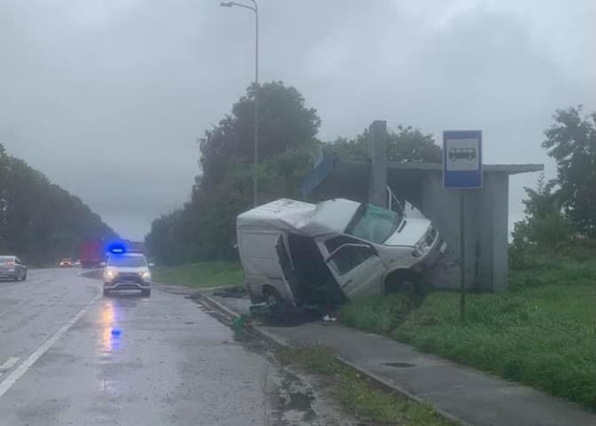 На Львівщині водій в’їхав у зупинку громадського транспорту