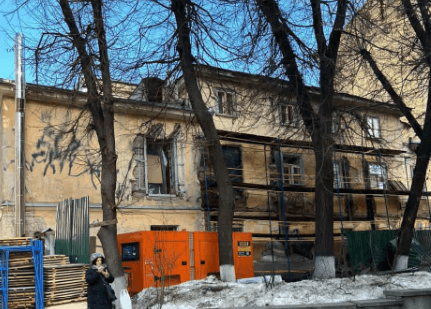 Біля "будинку з хлібною лавкою" у центрі Києва знову з’явилися будівельники та риштування