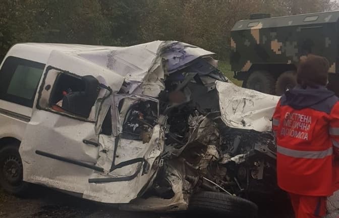 На Львівщині мікроавтобус зіткнувся з військовою машиною. Є загиблі