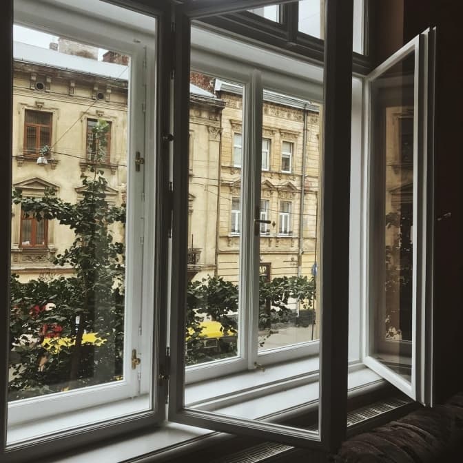 У Львові відреставрували дерев’яні вікна в будинку 1901 року