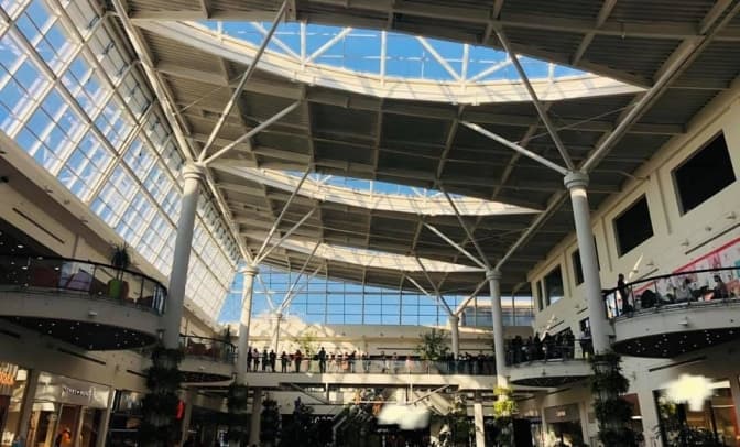 У Львові утворилися черги із понад сотнею охочих вакцинуватися від Covid-19. Фото