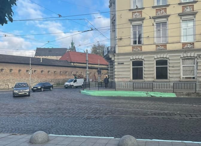 Бордюри на площі Митній повернуть до попереднього вигляду