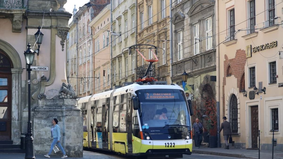 Перекриють рух у центрі Львова: декілька трамваїв змінять маршрути