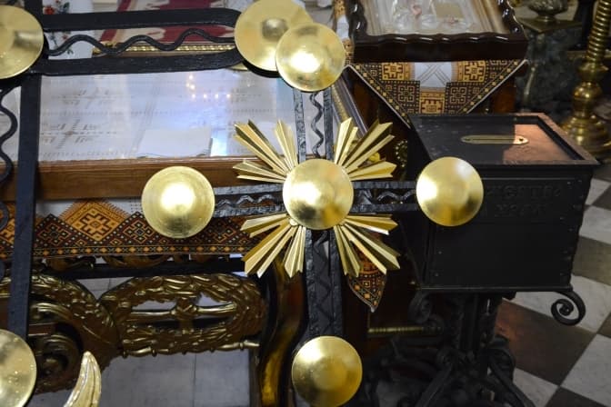 У каплиці Трьох Святителів відреставрували автентичні хрести