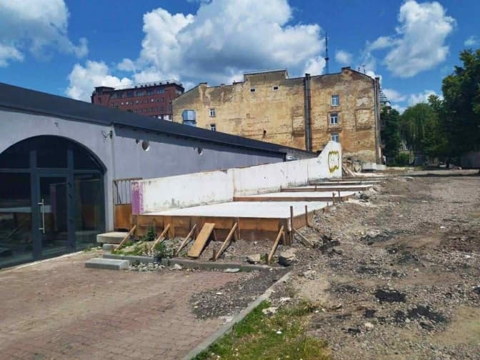 На «Добробуті» у Львові знову хотіли встановити МАФи. Роботи зупинили, але вже з’явилися нові будматеріали