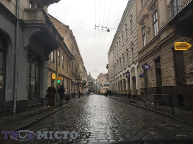 У центрі Львова прибрали припарковані авто. До міста приїхав Порошенко. Фото