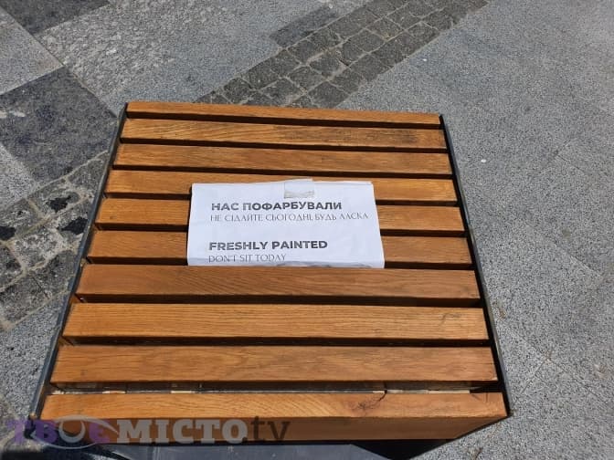На площі Двірцевій пофарбували лавки, які облущилися після реконструкції. Фото