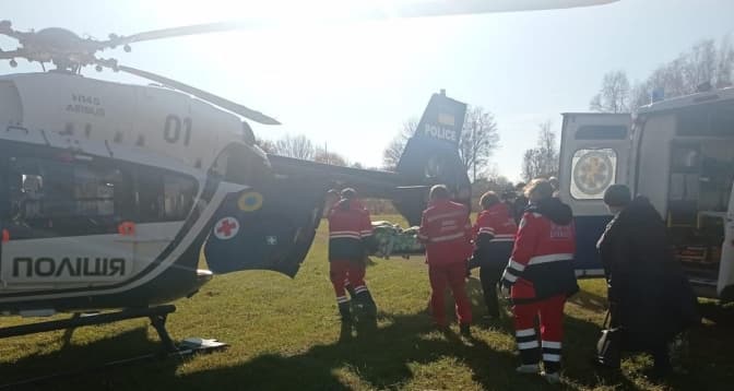 На Львівщині двох травмованих у ДТП гелікоптером доправили до лікарні