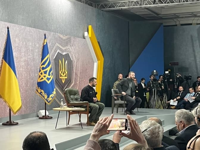 Зеленський відповів, чи готовий сісти за стіл переговорів із путіним