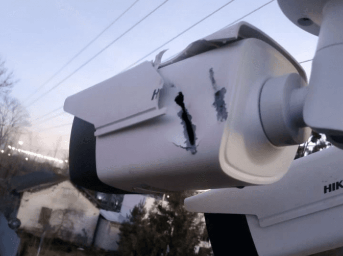 На одному з перехресть Львова знову обстріляли камери відеоспостереження . Фото