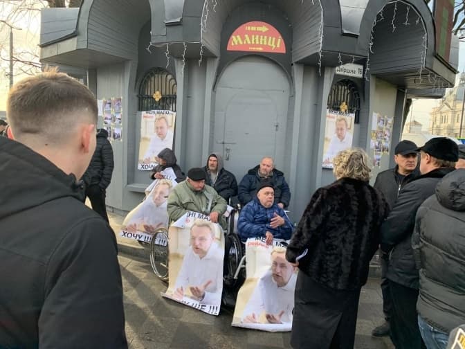 У Львові біля залізничного вокзалу демонтували МАФ. Фото