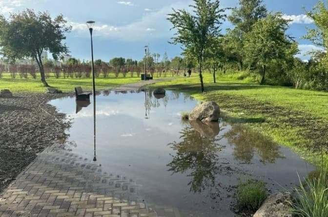 На щойно відкритому Оболонському острові затопило нові доріжки з бруківки