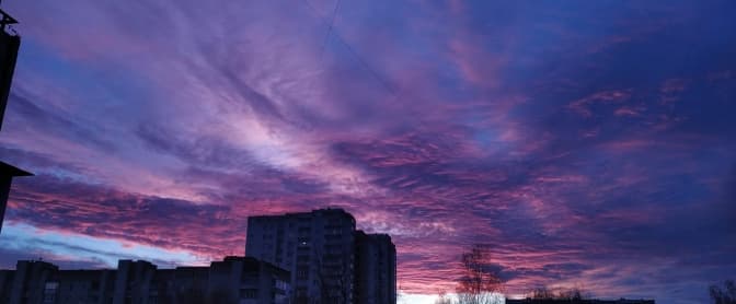 Це треба побачити. Львів'яни діляться фото з неймовірного заходу сонця