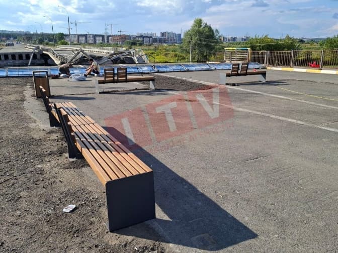 Біля зруйнованого мосту через Ірпінь встановили лавочки і висадили кущі