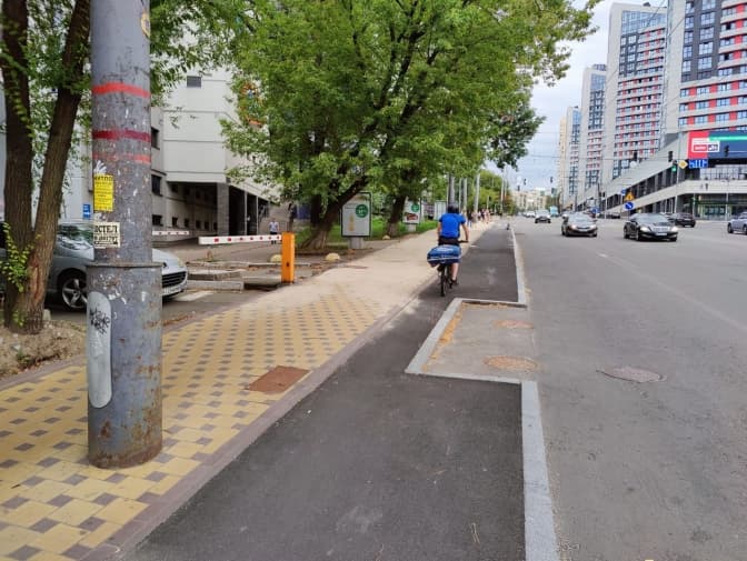 Велосипедисти розкритикували нову велодоріжку у Солом’янському районі