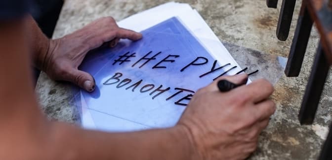 ГПУ закрила справу проти львівських волонтерів та у Лаврі вперше помоляться за Івана Мазепу. Підсумки доби