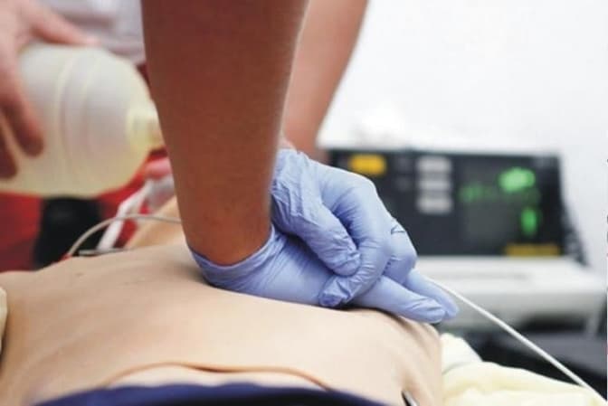 У Львові фельдшери «швидкої» врятували чоловіка, у якого двічі зупинилося серце