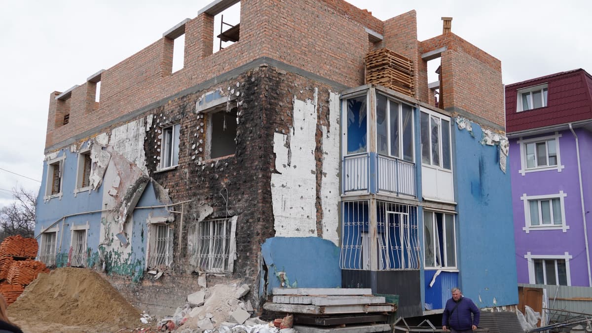 Відбудова Київщини: в Ірпені капітально ремонтують пошкоджену чотириповерхівку