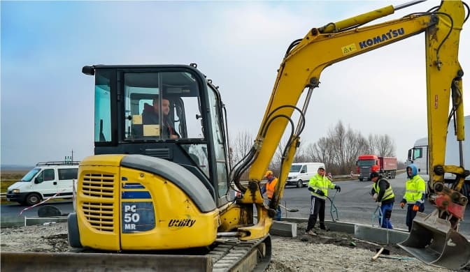 У Жовкві на Львівщині завершують облаштування кільцевої розв’язки. Фото