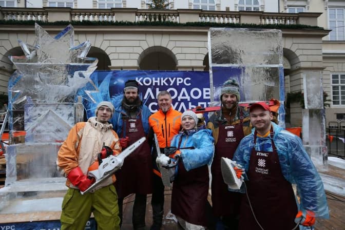 Як у Львові виготовляють скульптури з криги. Фото