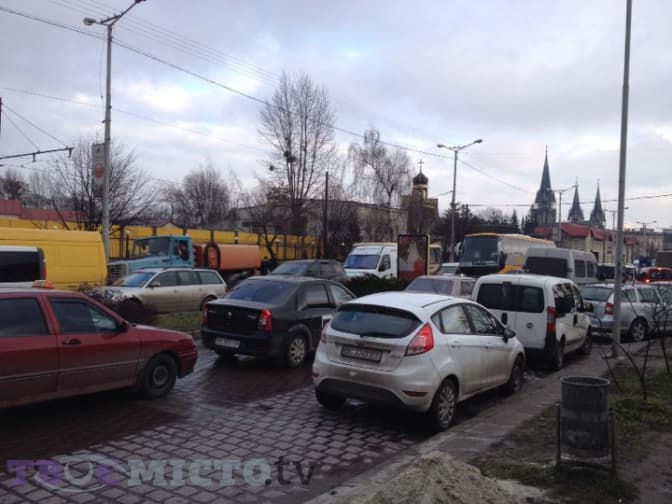 Ситуація на дорогах Львова. Затор у районі залізничного вокзалу