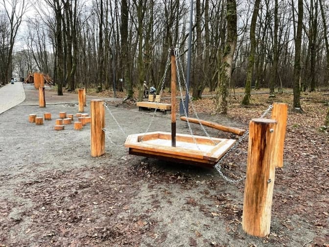 У парку на Білогорщі встановили оригінальні ігрові споруди