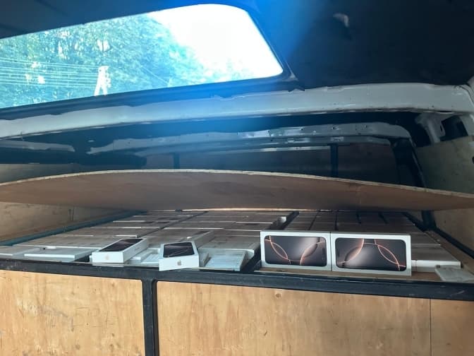 На кордоні на Львівщині затримали рекордну партію iPhone на 8 млн грн