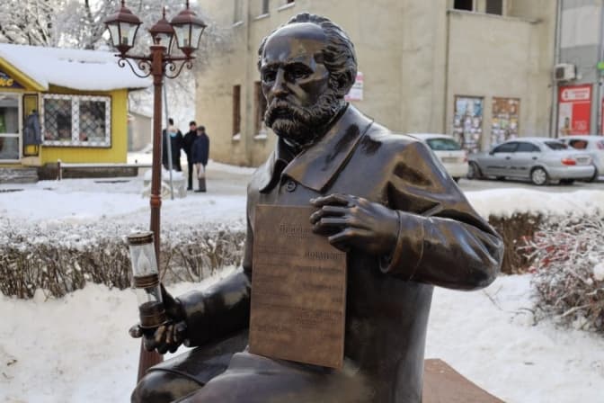 У Бориславі відкрили пам'ятник львівському фармацевту Йогану Зегу. Фото