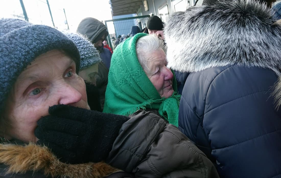 Потопити «човників». Репортаж із черги на пункті пропуску в Шегинях