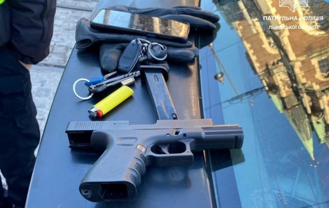 Патрульні затримали чоловіка, який із пістолетом погрожував двом школярам у Львові