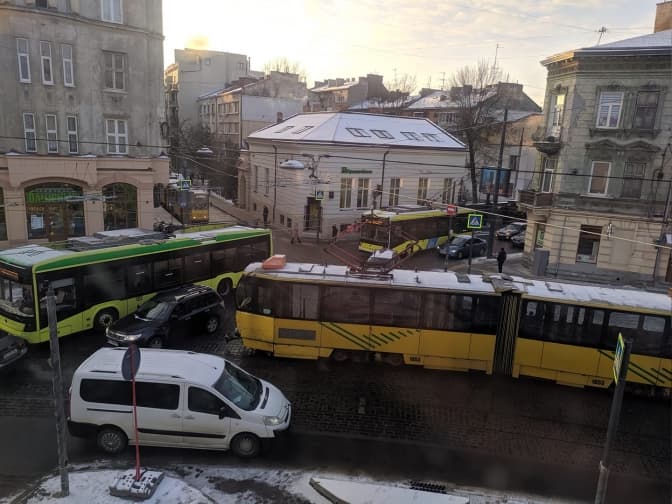 На Бандери – Антоновича увімкнуть світлофор, щоби вирішити проблему з пересіченням мереж