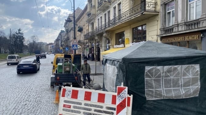 Зі слизькою плиткою в центрі Львова стартує експеримент. Раніше на неї неодноразово скаржились