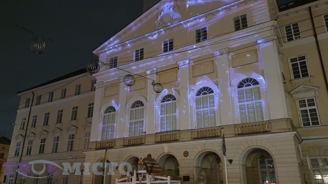 Скульптури «ожили». На фасаді львівської Ратуші показали 3D-мапінг до 100-ліття Дзиндри. Фото