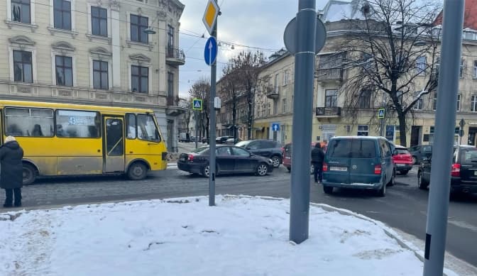 Ситуація на вулицях Львова. Через ДТП на Бандери зупинився трамвайний рух