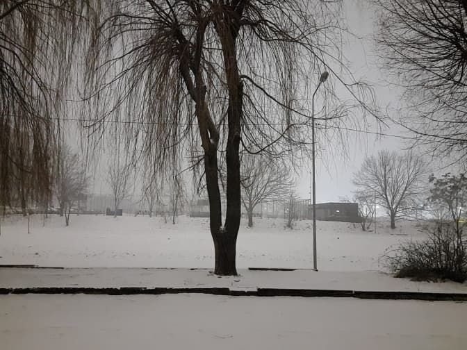 У Львові вдарила блискавка із громом та випав крижаний сніг. Фото, відео
