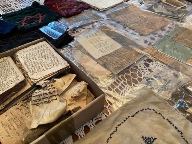 На горищі будинку у Львові знайшли понад 100 речей з єврейського гетто. Відео