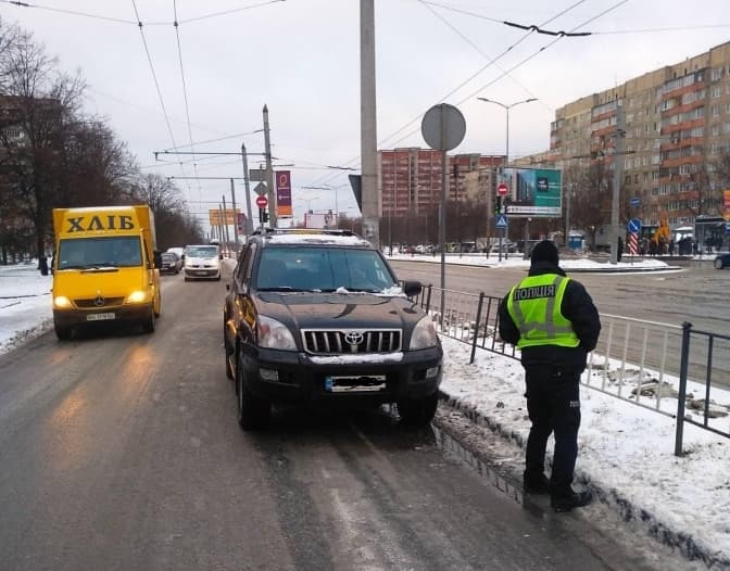 На пішохідному переході у Львові автомобіль збив жінку