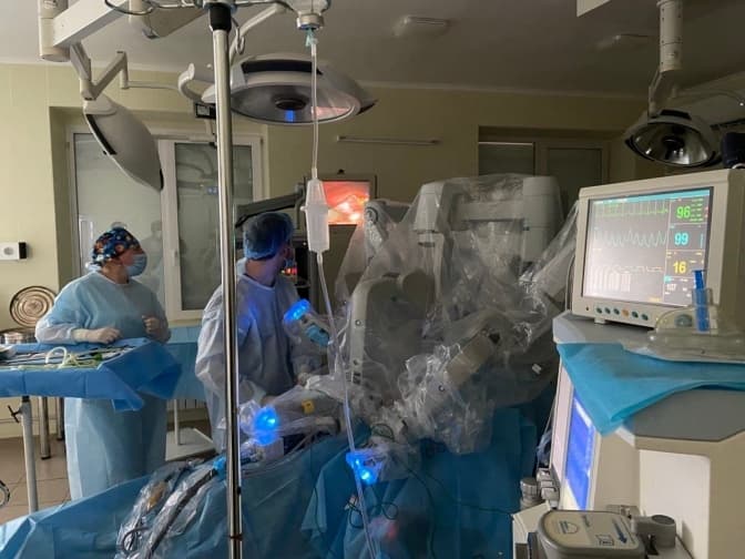 Робот у Львові «прооперував» дівчинку, яка 7 років хворіла на рідкісну для дітей хворобу